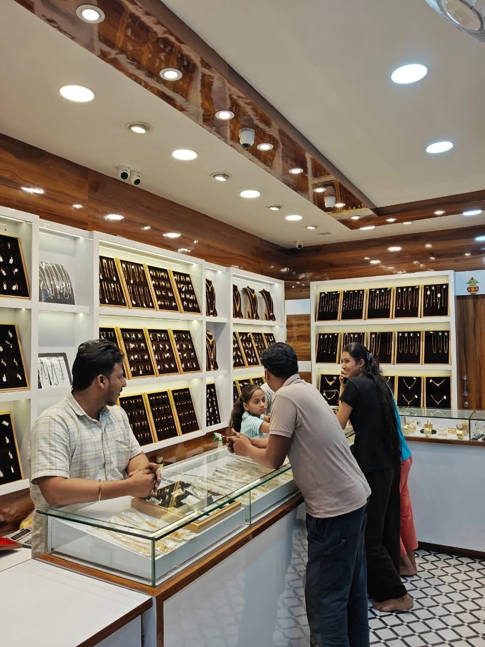 संस्थापक प्रतिमा